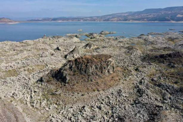 16 bin yıl önce püskürdü Demirköprü Barajı’nın suyu çekilince göründü. Kara olan rengi beyaza döndü - Resim: 6